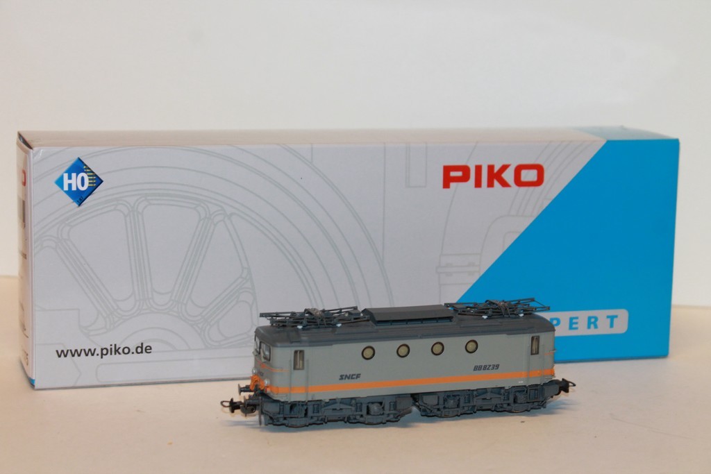 SNCF LOCOMOTIVE BB 8100 1955 PIKO "HO"