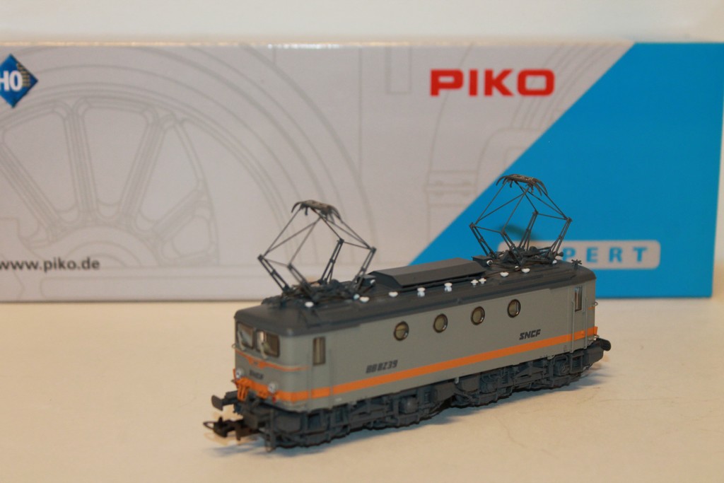 LOCOMOTIVE ELECTRIQUE SNCF BB 8100 PIKO 1/87°