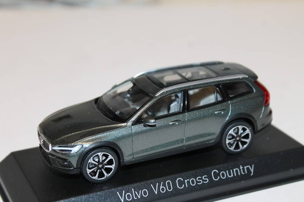 VOLVO ボルボ　V60 CROSS COUNTRY NOREV 1:43 Miniatura Volvo V60 Cross Country 2019 Pine Grey Metallic 1/43
