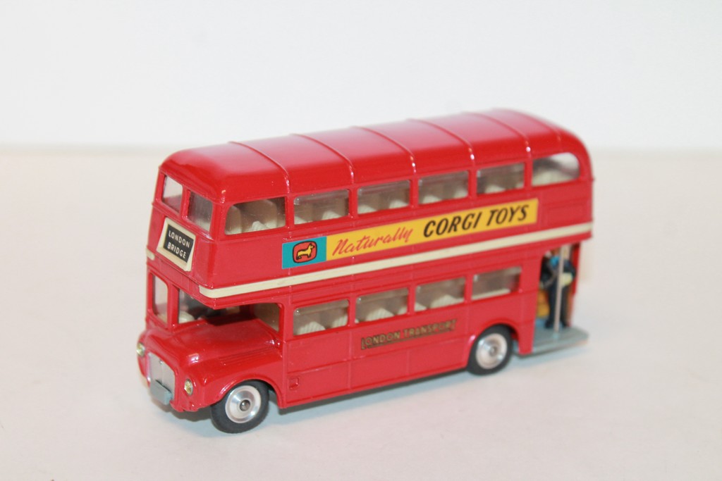 BUS LONDONIEN AVEC PUB "CORGI TOYS" 1962 CORGI 1/50°