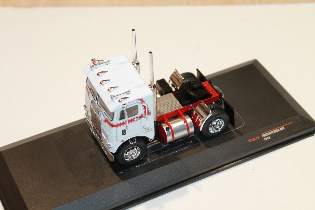 FREIGHTLINER COE 1976 ROUGE/BLANC IXO 1/43°