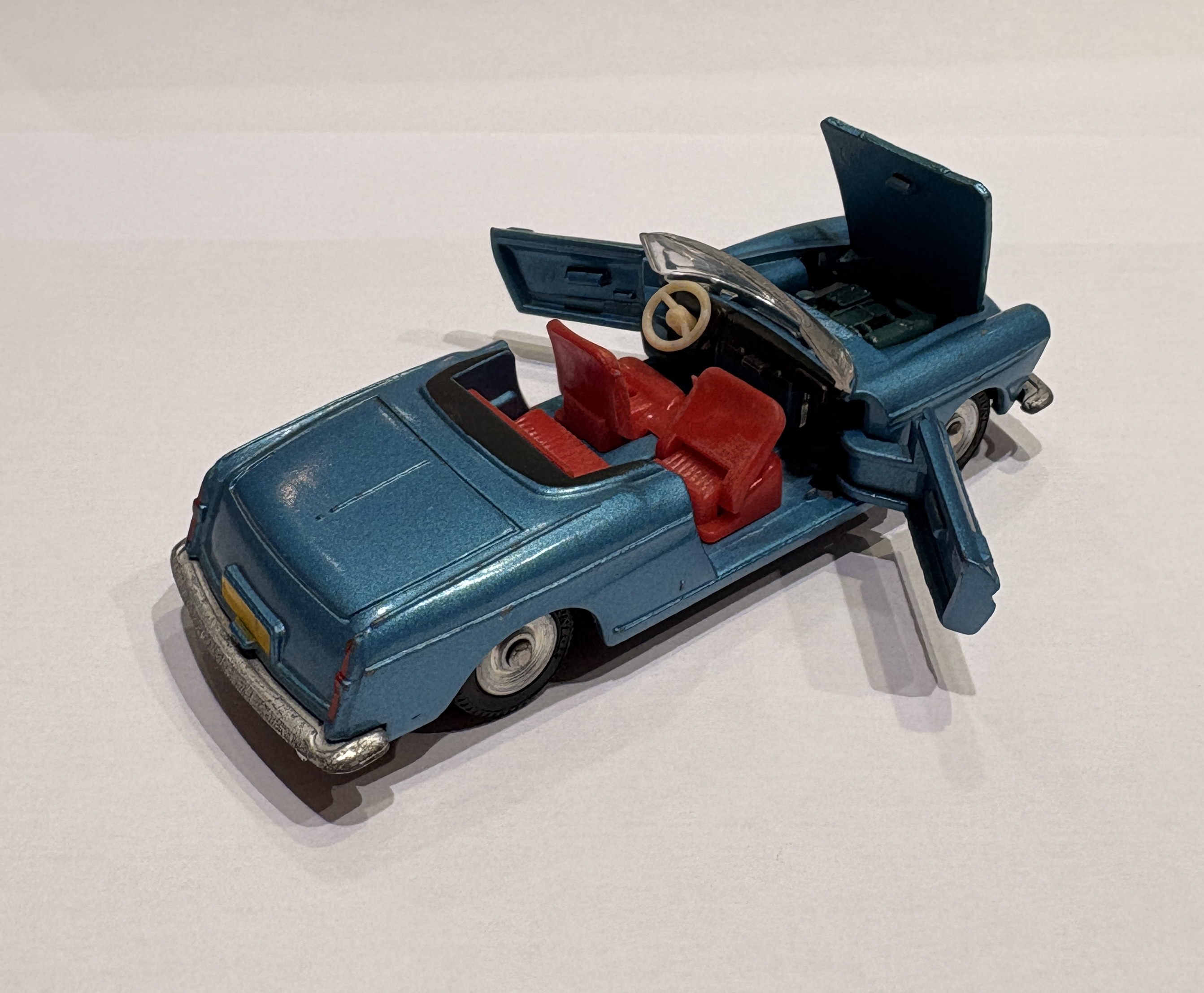 PEUGEOT 404 PININFARINA DINKY TOYS 1/43
