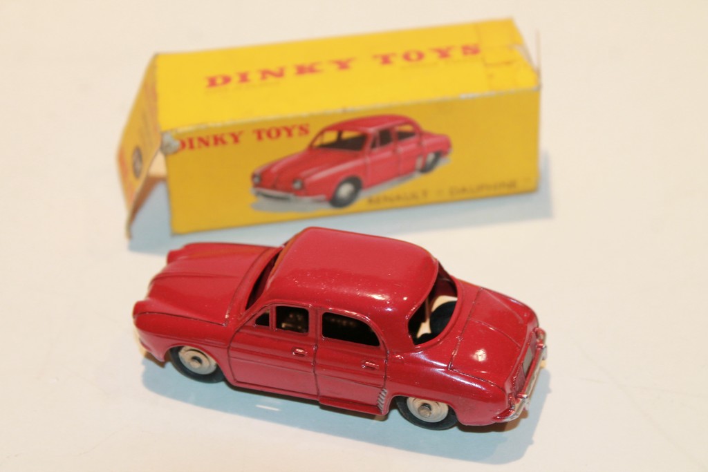 RENAULT DAUPHINE ROUGE DINKY TOYS 1/43°