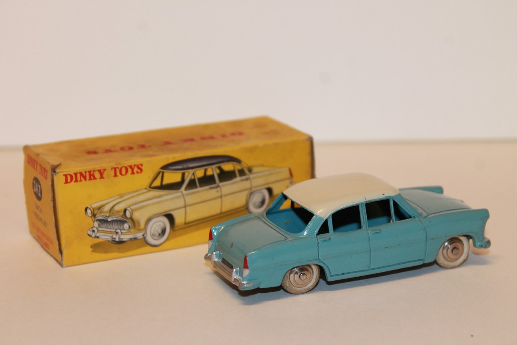 SIMCA VERSAILLES BLEU ET BLANCHE 1955 DINKY TOYS 1/43°