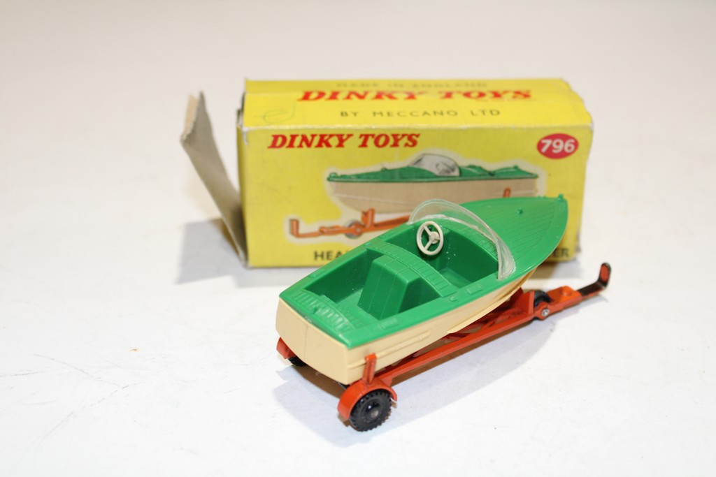 BATEAU HEALEY SPARTS SUR REMORQUE DINKY 1/43°