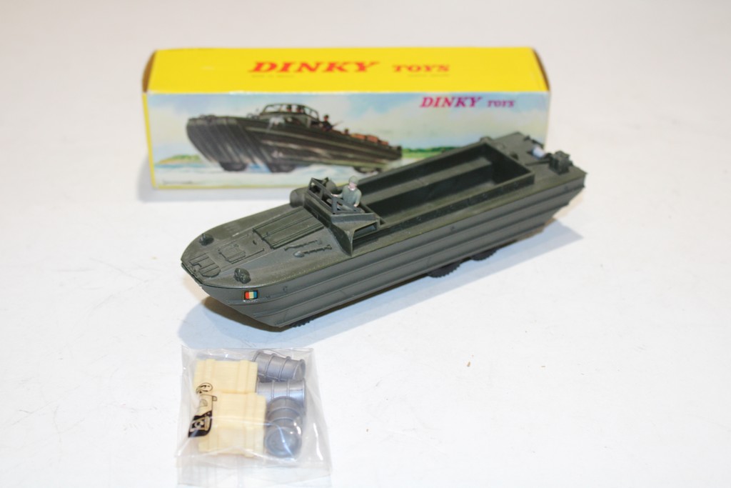CAMION AMPHIBIE MILITAIRE DUKW AVEC CAISSES ET FÛT DINKY 1/43°