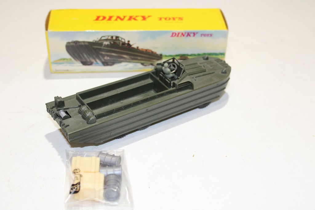 CAMION AMPHIBIE MILITAIRE DUKW AVEC CAISSES ET FÛT DINKY 1/43°