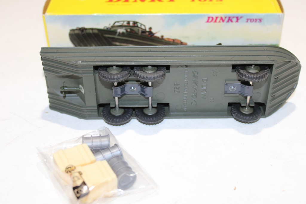 CAMION AMPHIBIE MILITAIRE DUKW AVEC CAISSES ET FÛT DINKY 1/43°