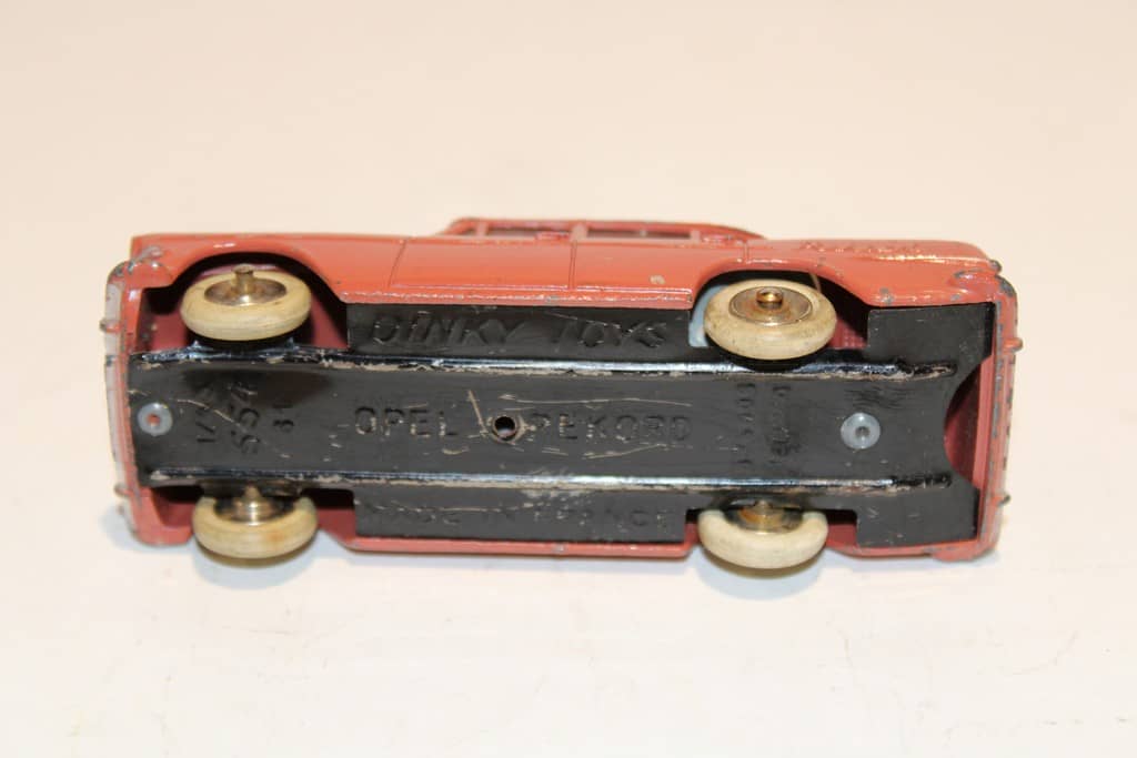 Dinky Toys 542 Opel Rekord 1964 Bleu Métallisé, Intérieur Rouge, échelle 1/43