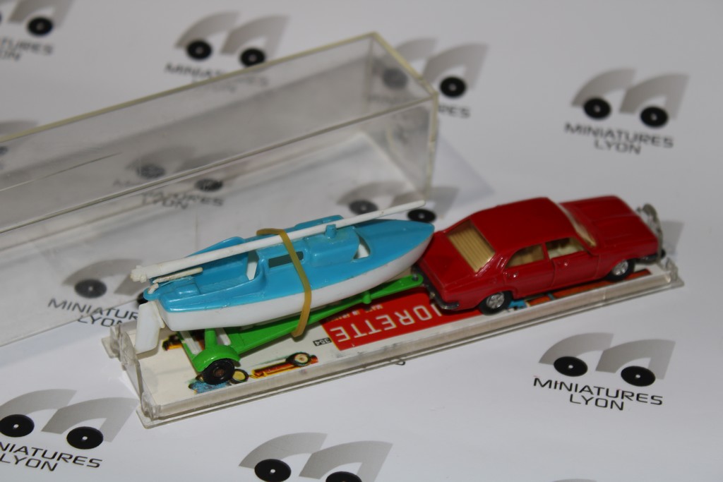 CHRYSLER 180 ROUGE AVEC VOILIER MAJORETTE 1/87