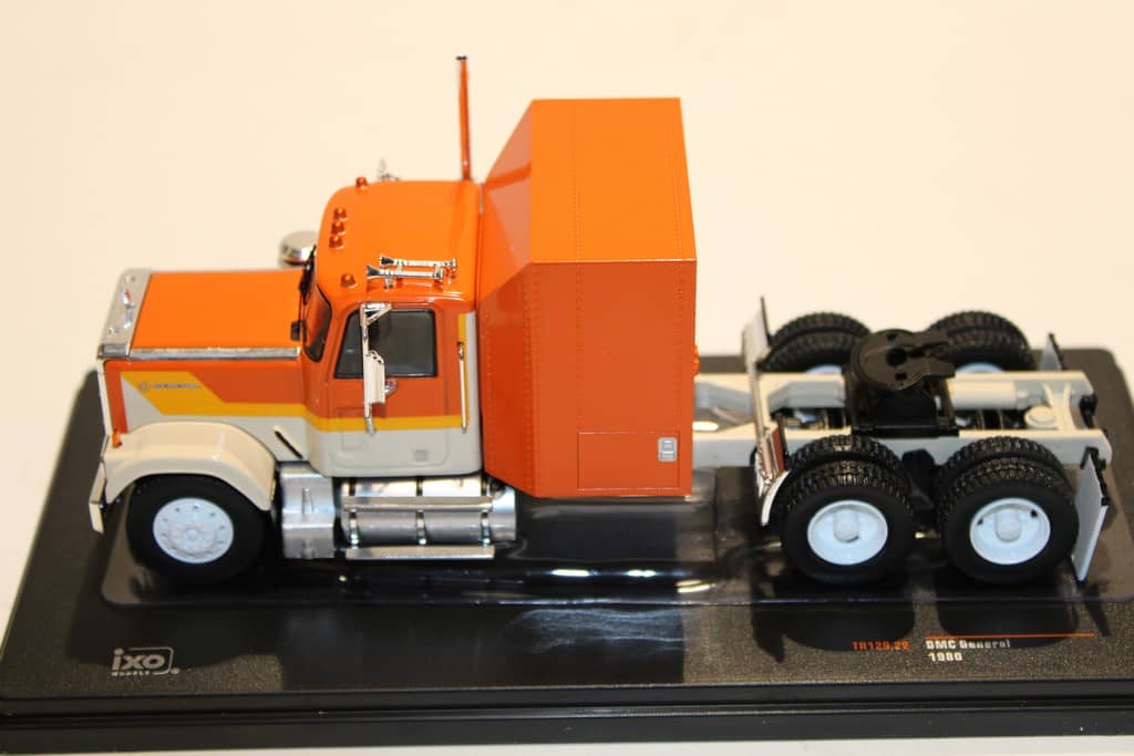 GMC General 1980 orange/beige au 1/43ème par IXO - La Boutique de la Route