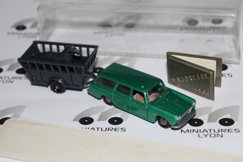 PEUGEOT 404 + REMORQUE et CHEVAL MAJORETTE 325 1/64