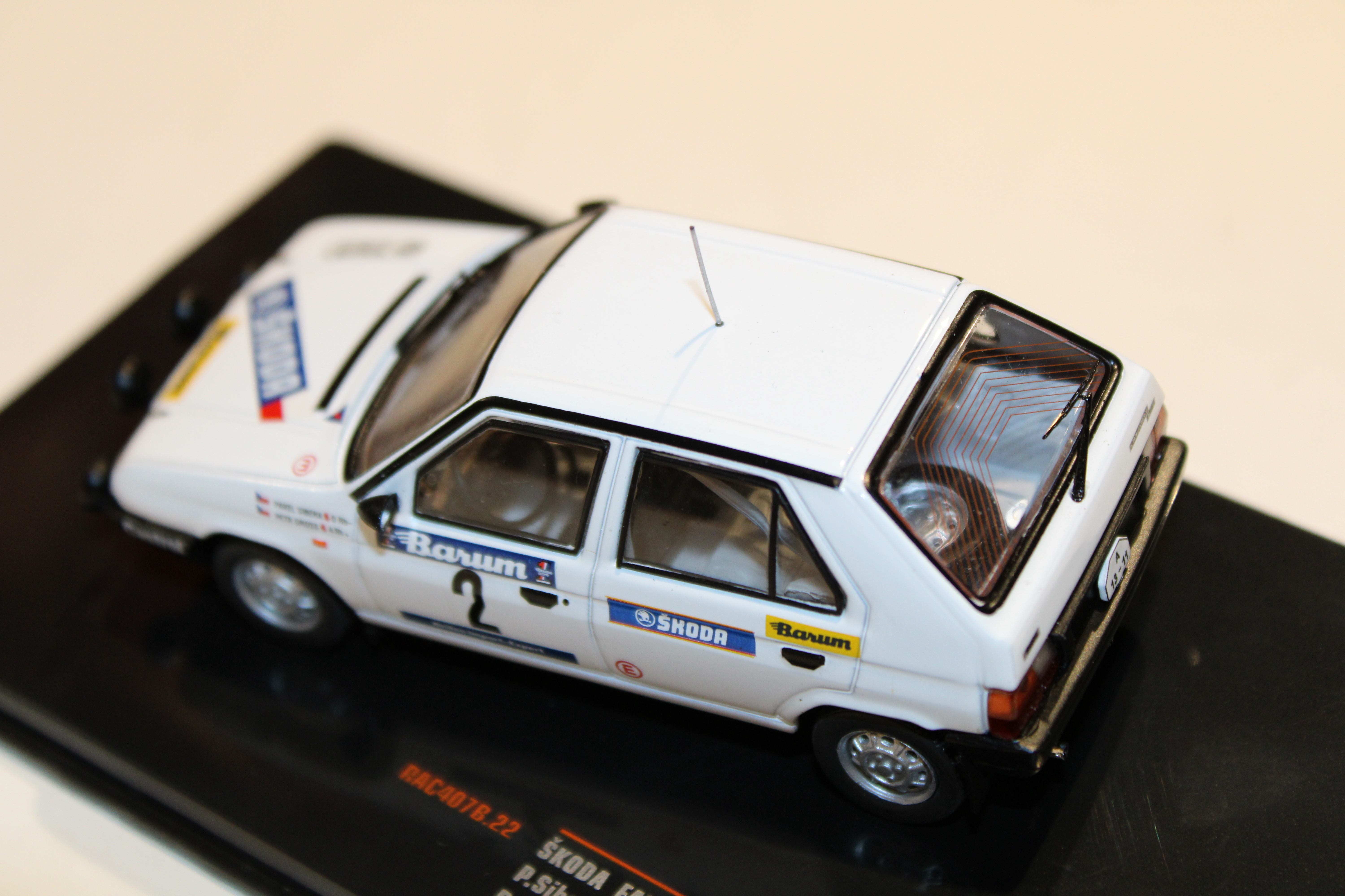 SKODA FAVORIT 136L N°2 RALLYE VALASSKA ZIMA 1989 IXO 1/43°