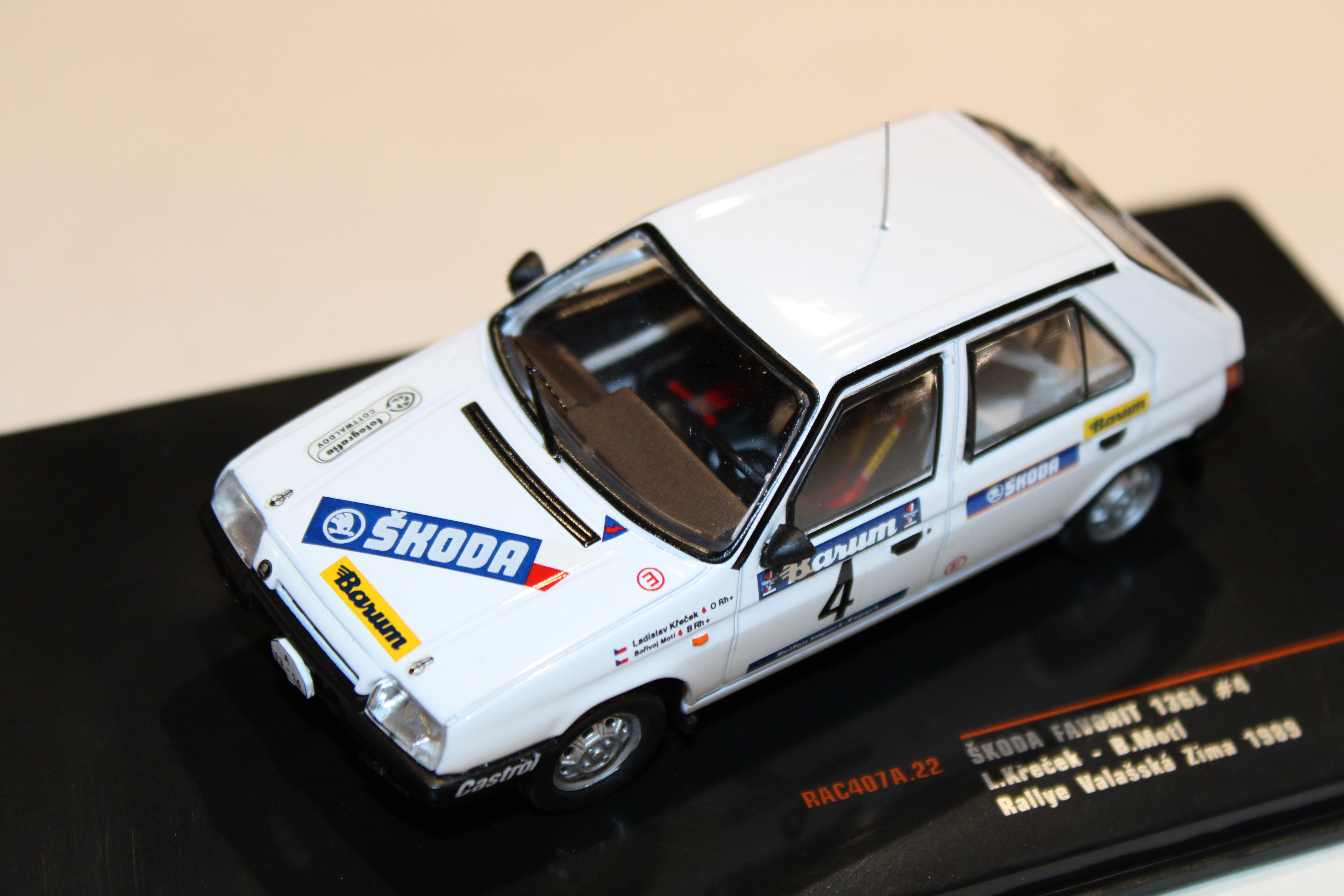 SKODA FAVORIT 136L N°4 RALLYE VALASSKA ZIMA 1989 IXO 1/43°