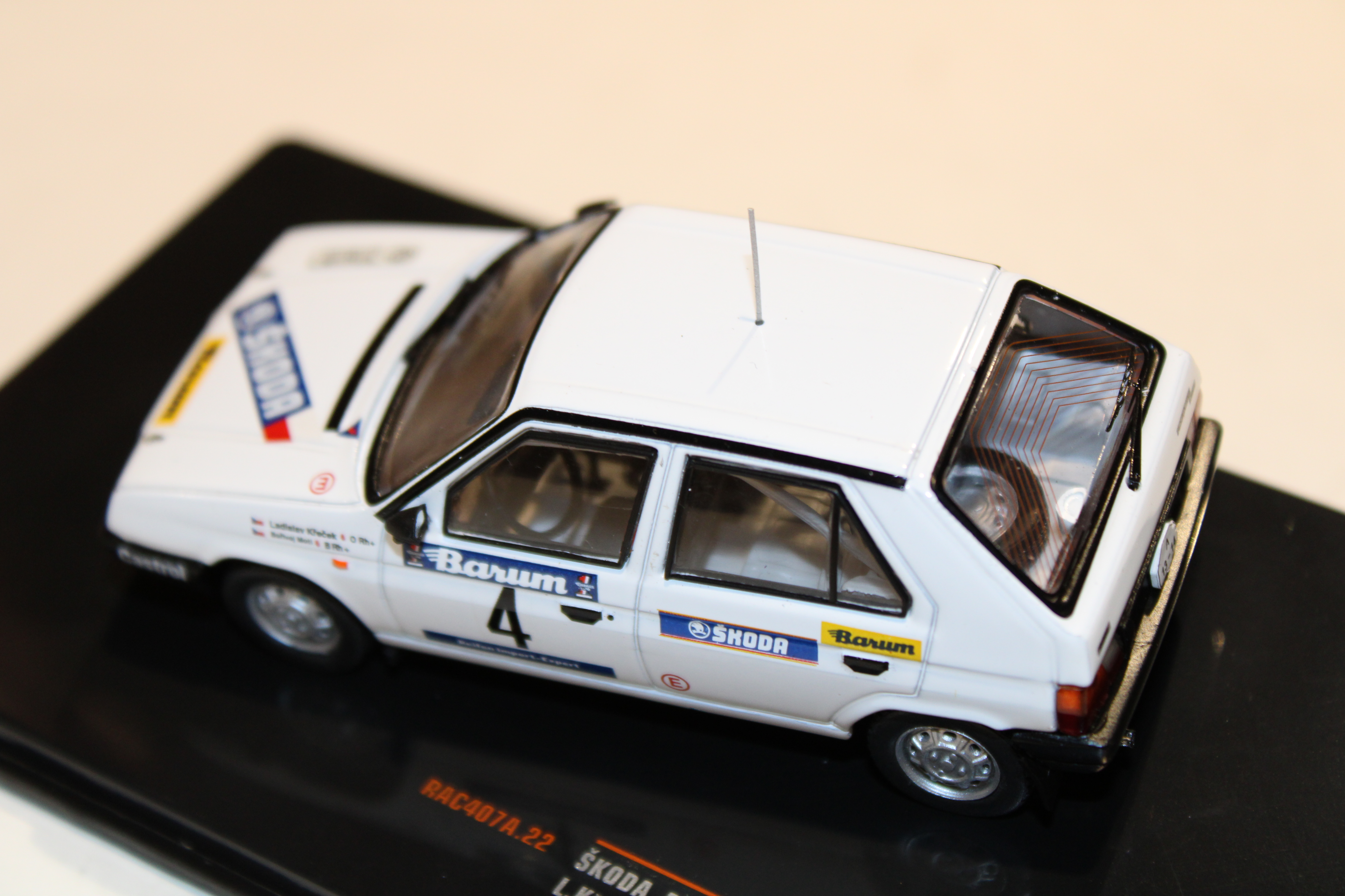 SKODA FAVORIT 136L N°4 RALLYE VALASSKA ZIMA 1989 IXO 1/43°