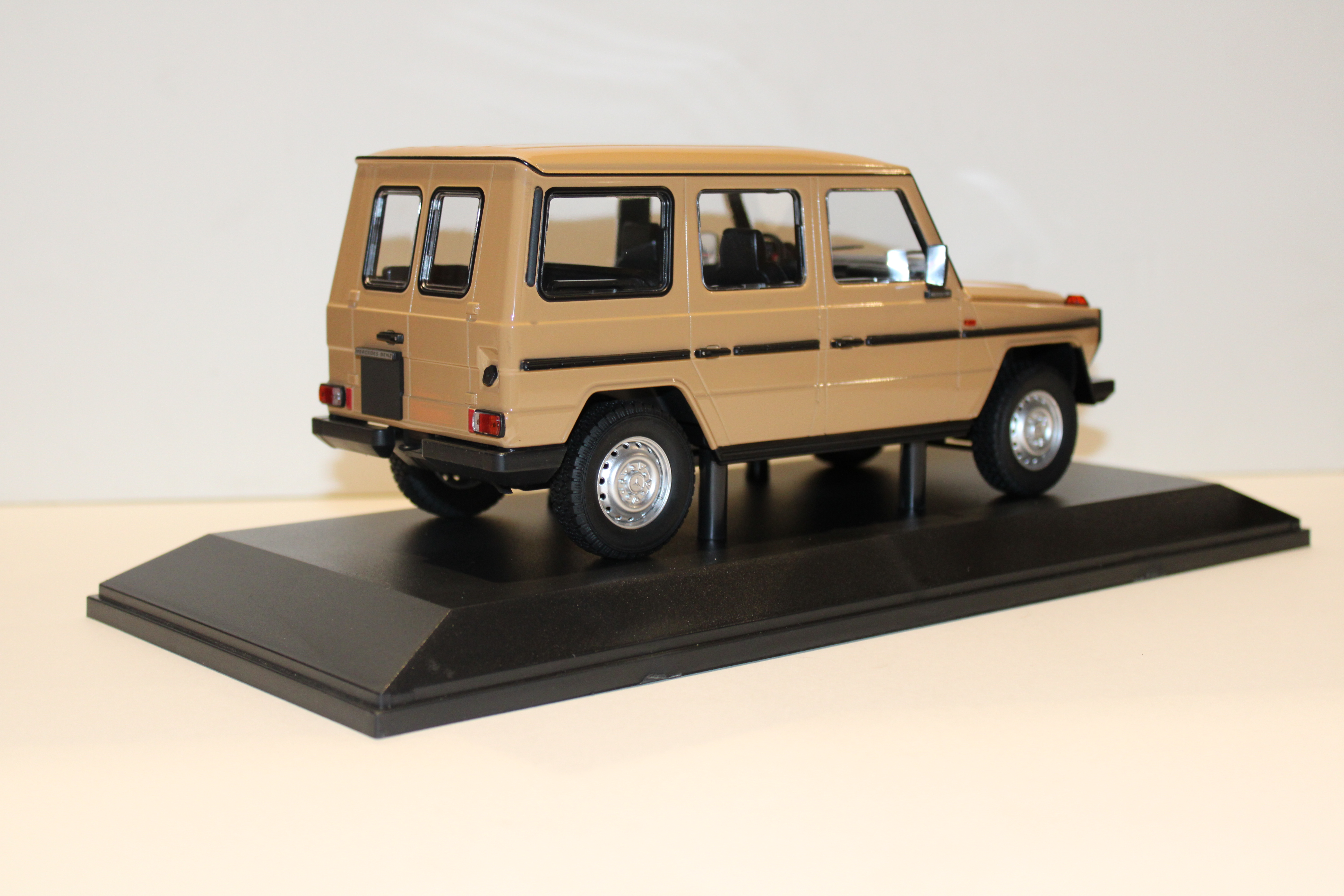 MERCEDES-BENZ CLASSE G 240 GD LWB BEIGE MINICHAMPS 1/18°