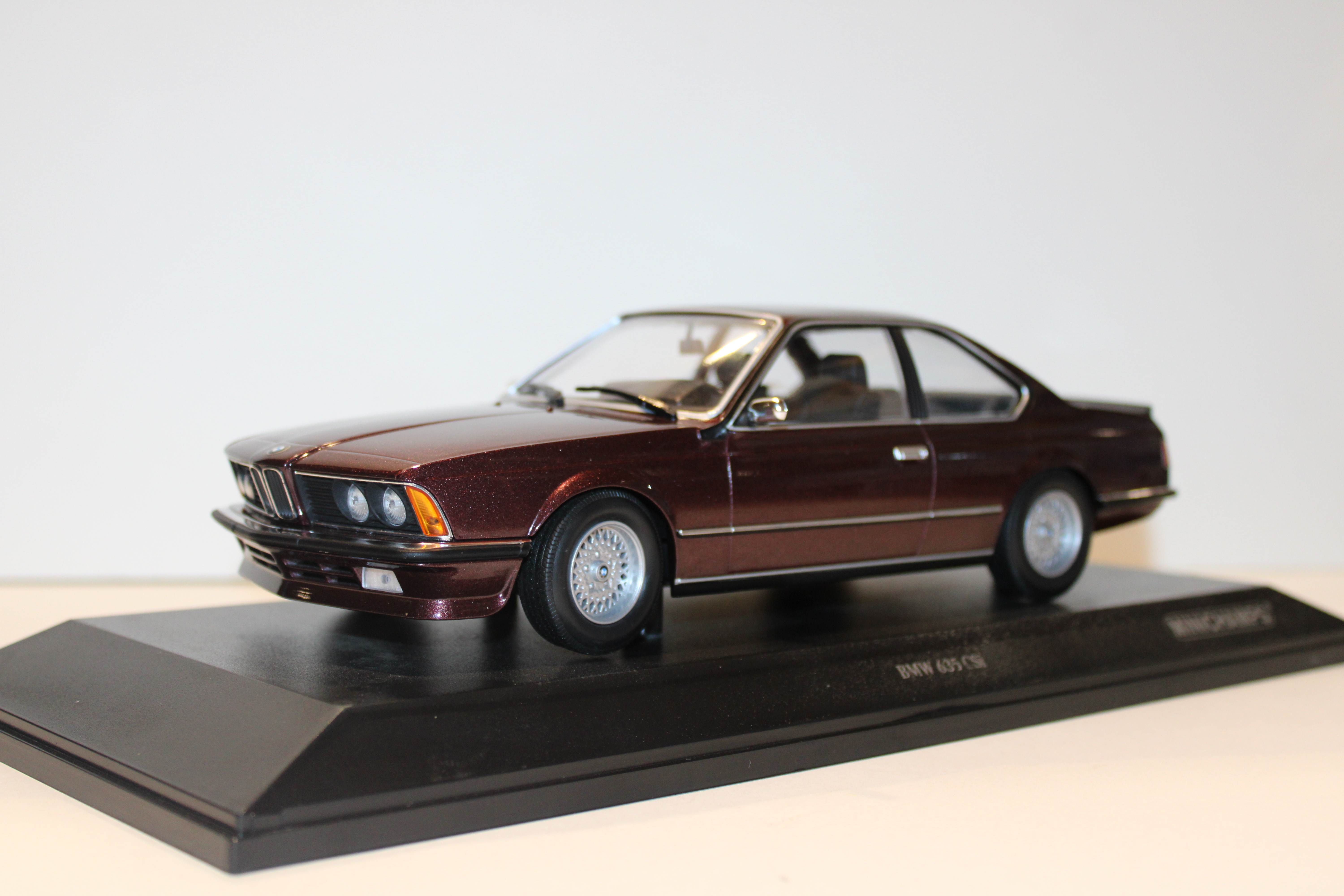 BMW 635 CSI ROUGE METAL MINICHAMPS 1/18°