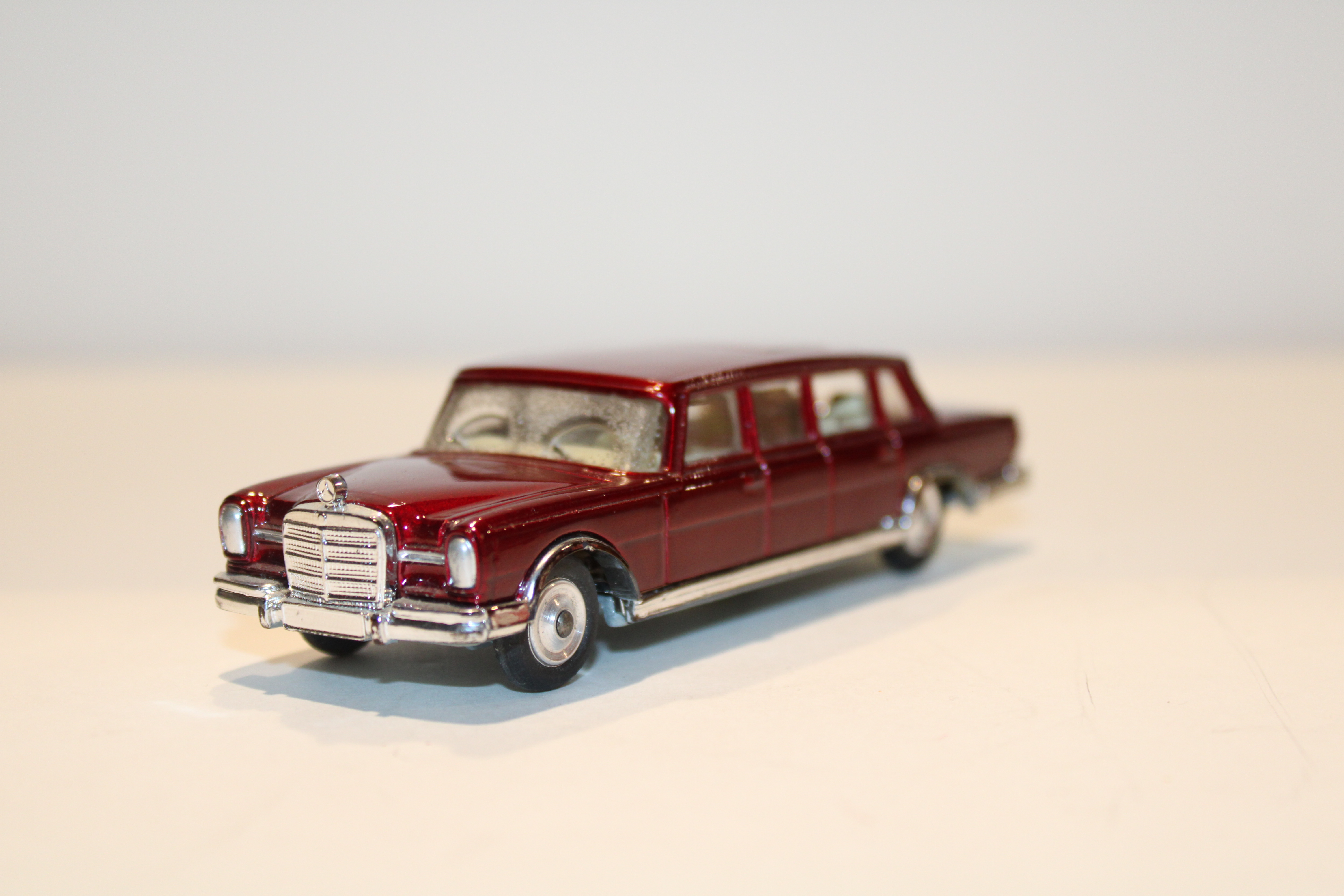 MERCEDES-BENZ 600 PULLMAN ROUGE CORGI 1/43°