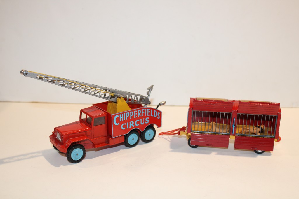 INTERNATIONAL 6X6 TRUCK & CIRCUS ANIMAL CAGE CHIPPERFIELDS CIRCUS 1960 CORGI 1/50°