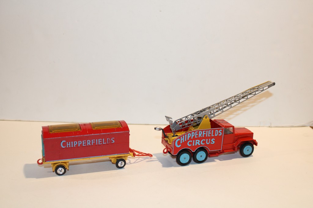 INTERNATIONAL 6X6 TRUCK & CIRCUS ANIMAL CAGE CHIPPERFIELDS CIRCUS 1960 CORGI 1/50°