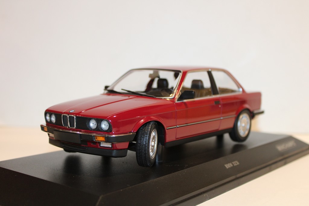 BMW 323i 1982 ROUGE CARMIN MINICHAMPS1/18°