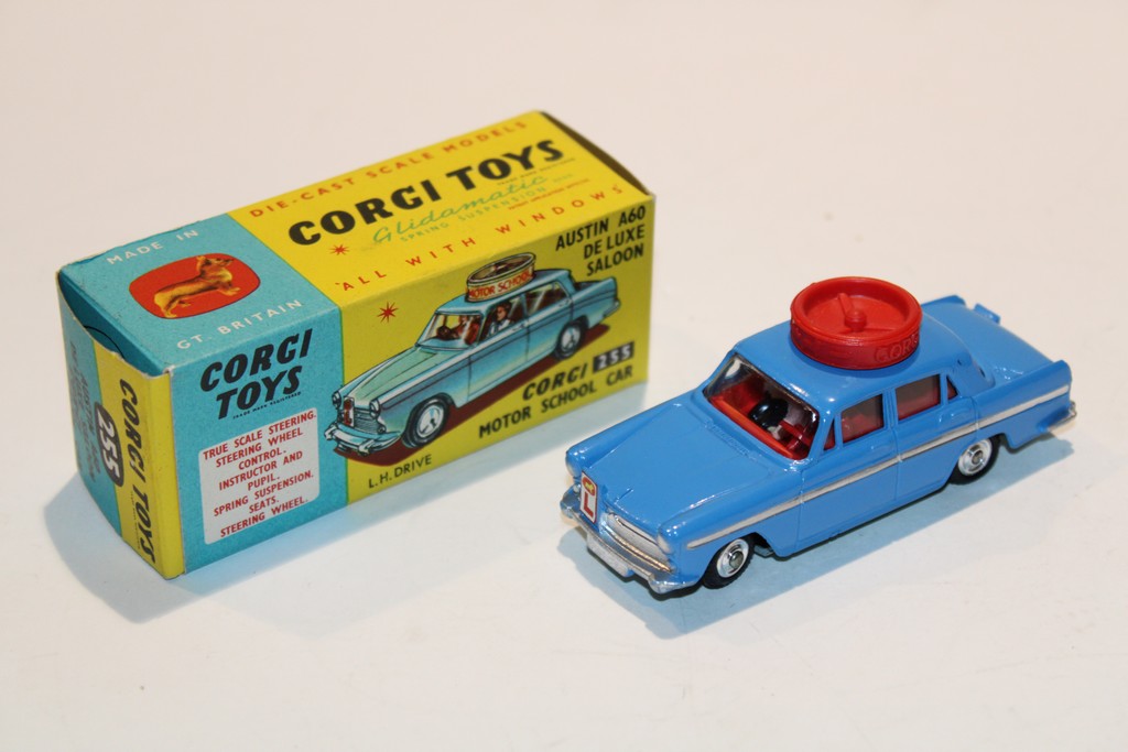 AUSTIN A60 DE LUXE SALOON BLEU 1965 CORGI 1/43°