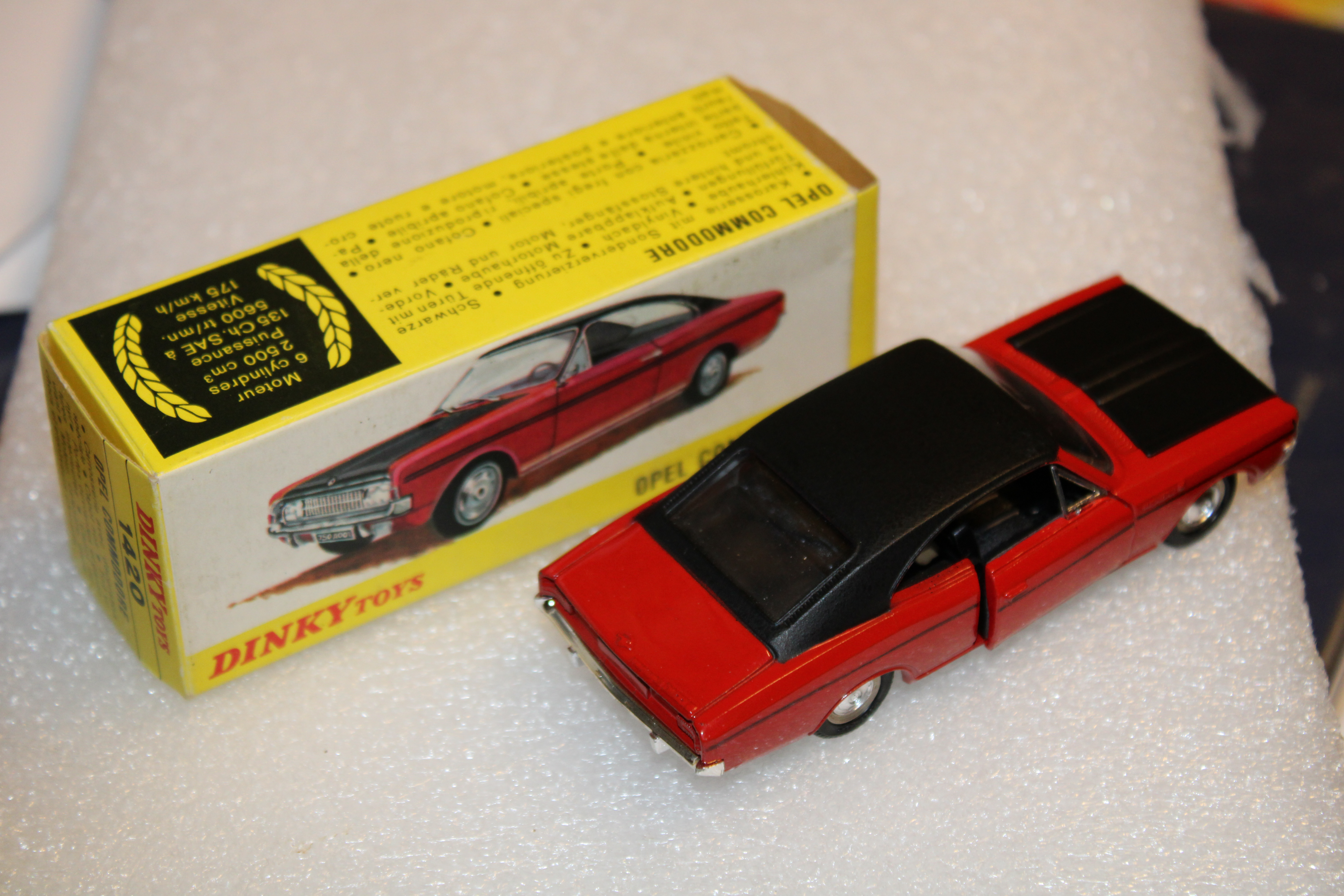 OPEL COMMODORE ROUGE 1967 DINKY TOYS 1/43°