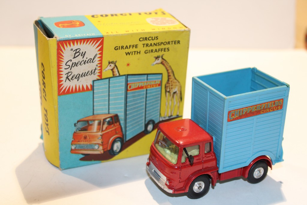 BEDFORD TRANSPORTEUR DE GIRAFFES CHIPPERFIELDS 1965 CORGI 1/43°