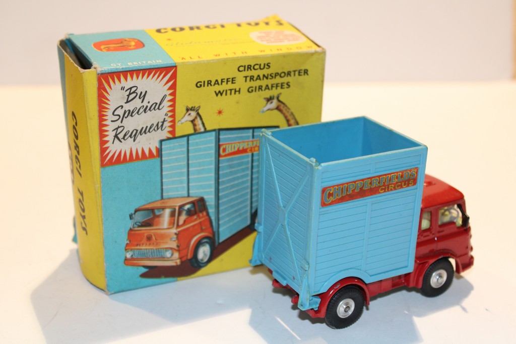 BEDFORD TRANSPORTEUR DE GIRAFFES CHIPPERFIELDS 1965 CORGI 1/43°