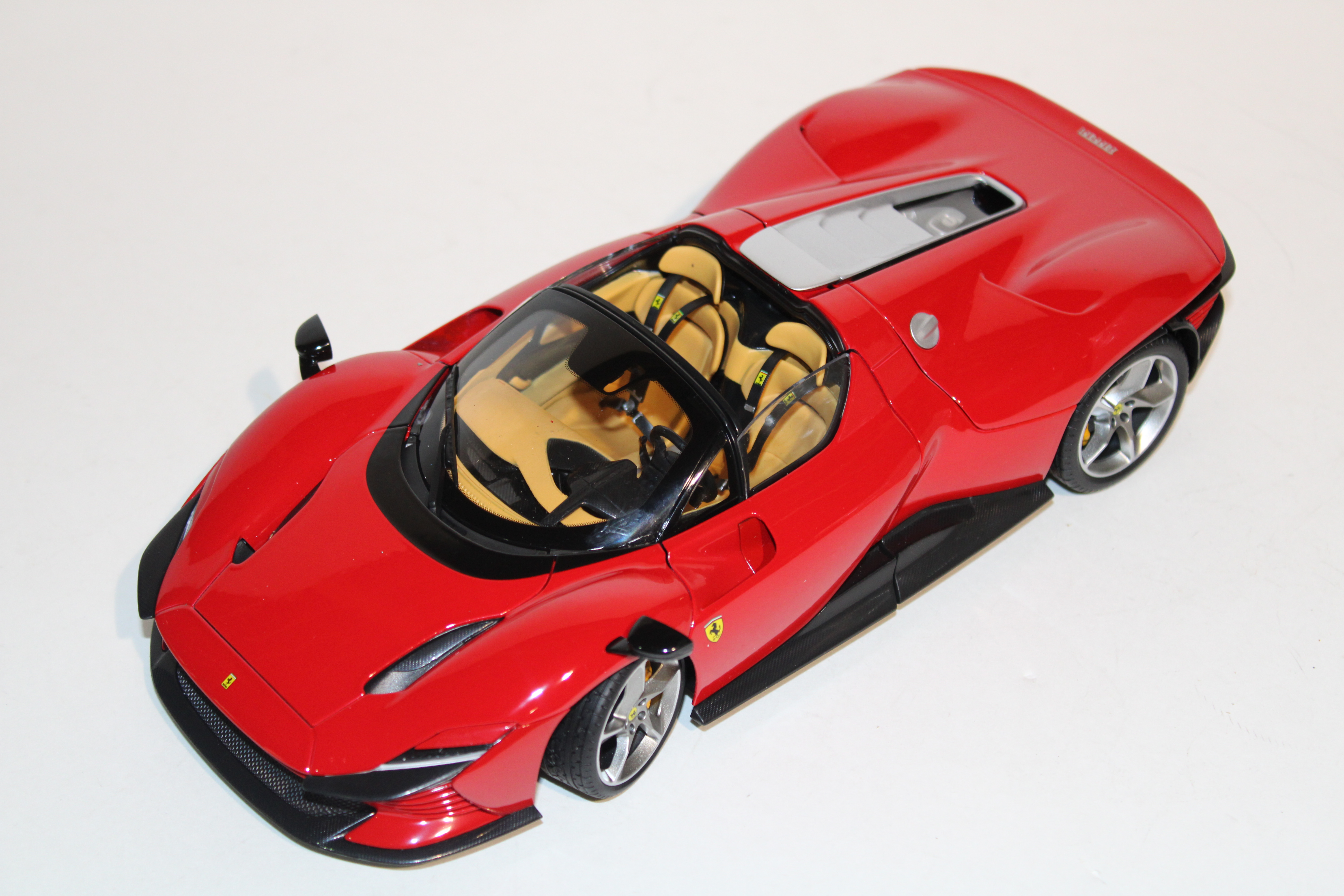 FERRARI DAYTONA SP3 ROUGE BURAGO 1/18°