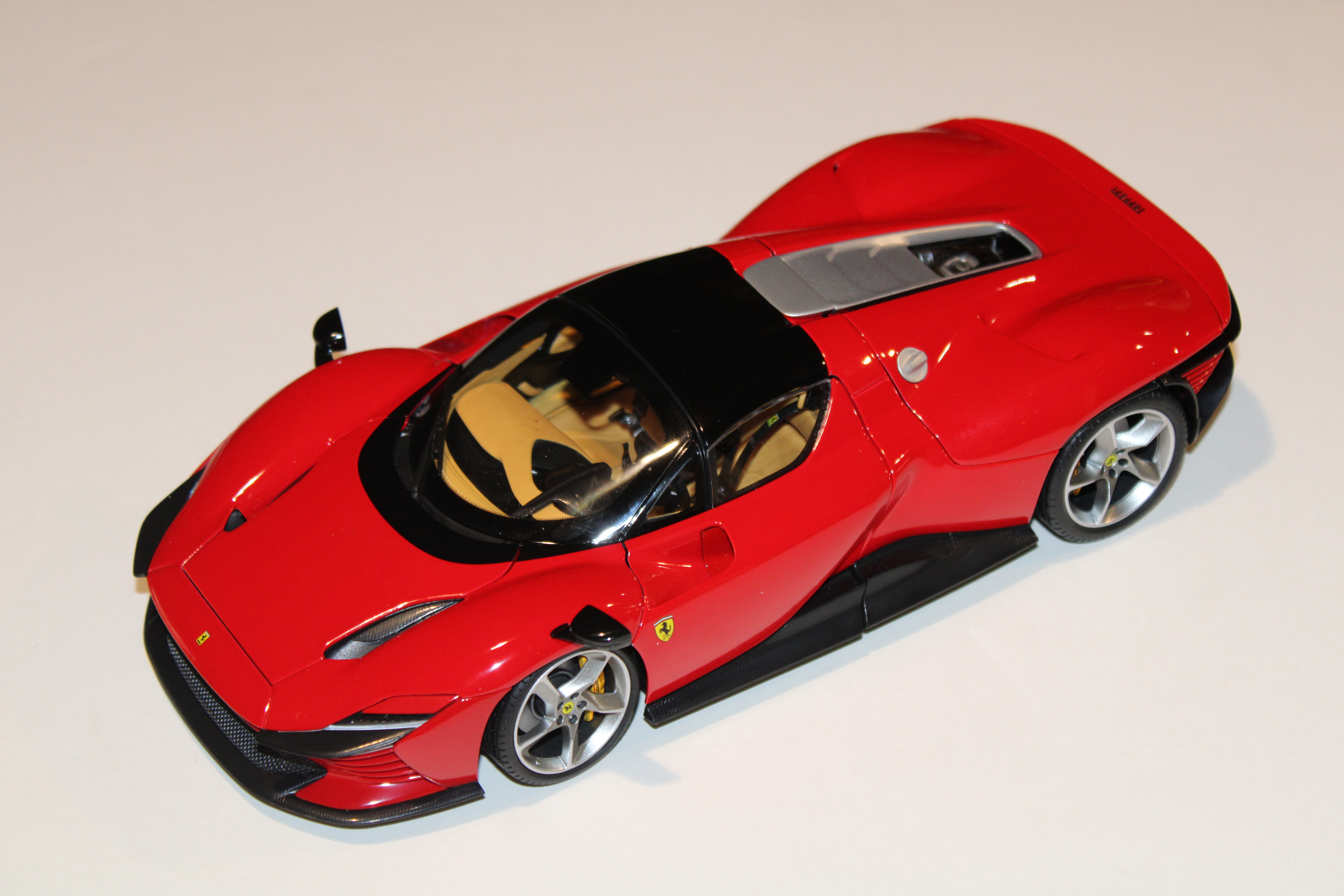 FERRARI DAYTONA SP3 ROUGE BURAGO 1/18°