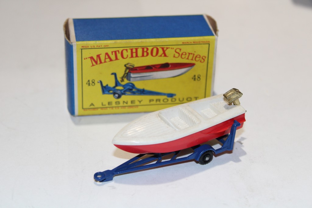 TRAILER WITH REMOVABLE SPORTS BOAT BLANC/ROUGE MATCHBOX 1/64°