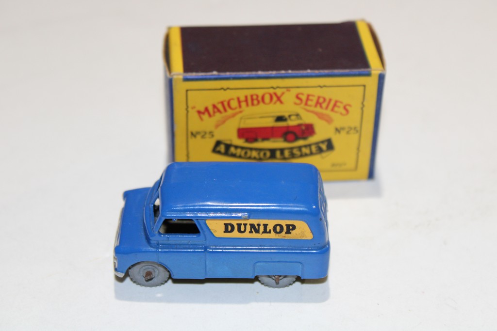 BEDFORD VAN DUNLOP MATCHBOX 1/64°