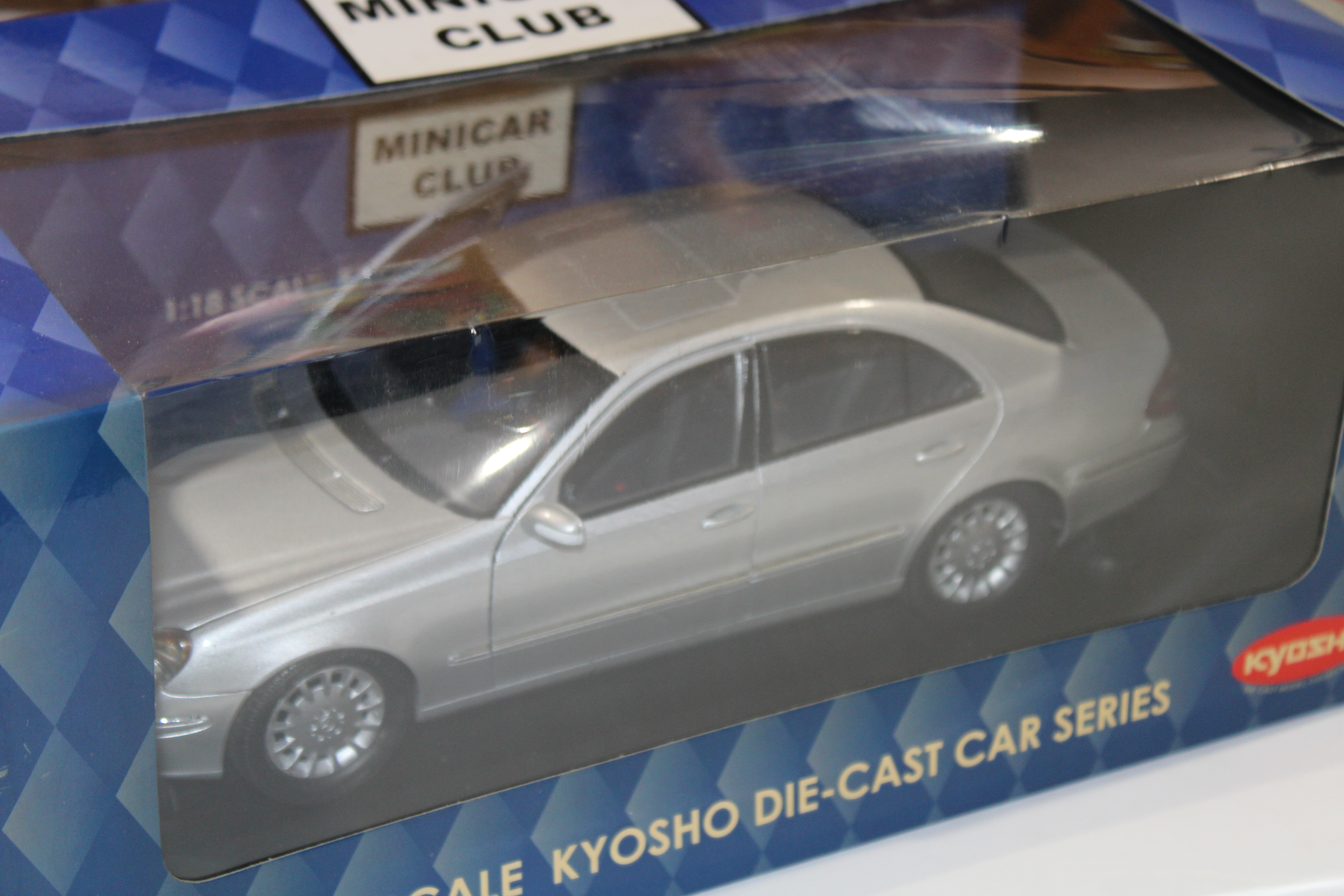 MERCEDES BENZ CLASSE E BERLINE GRISE KYOSHO 1/18°
