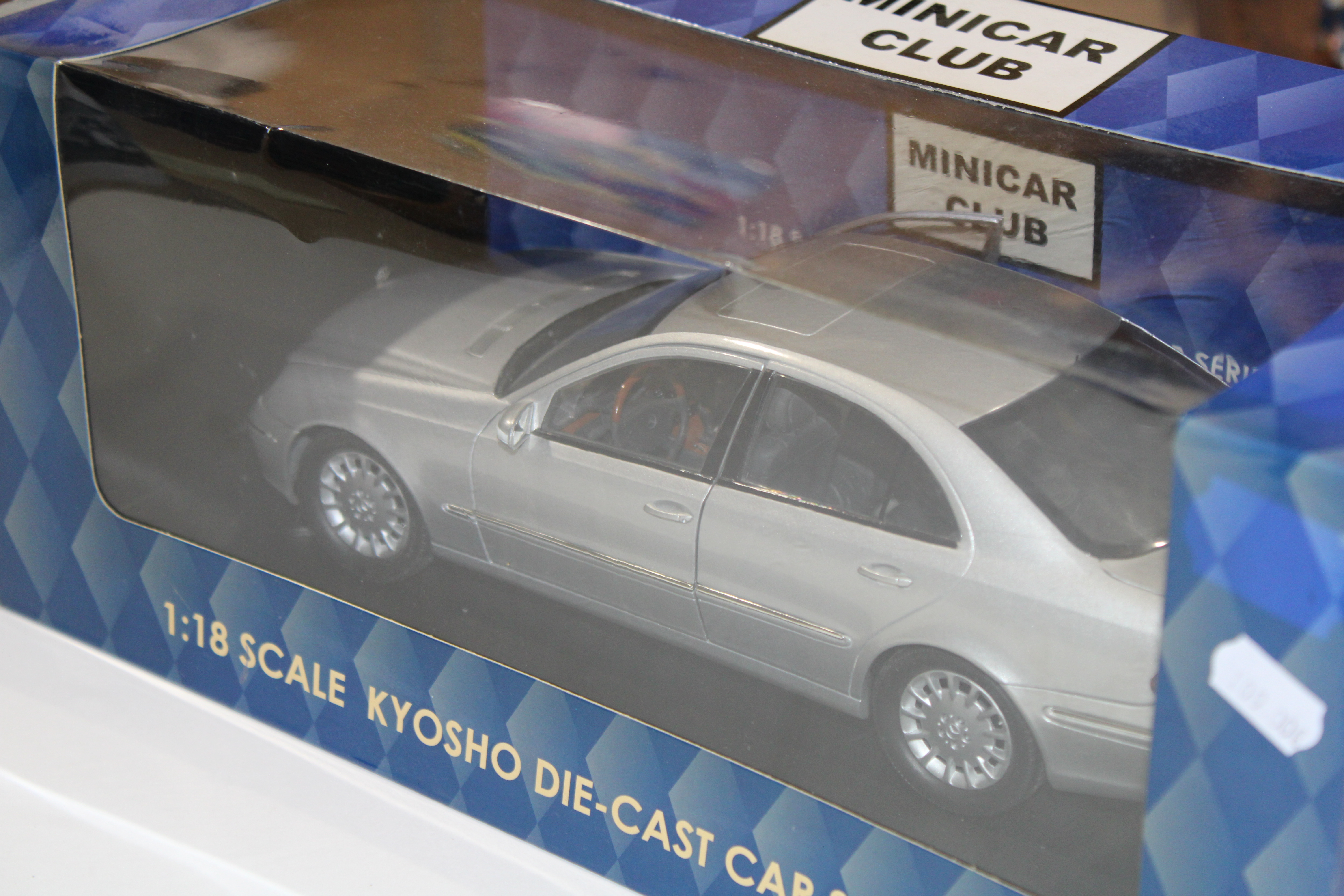 MERCEDES BENZ CLASSE E BERLINE GRISE KYOSHO 1/18°