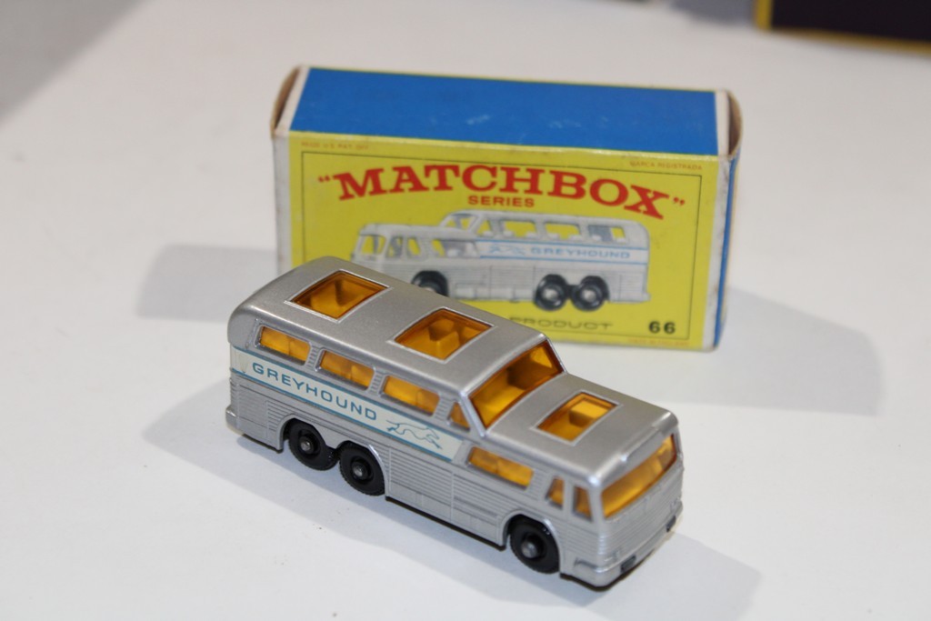 GREYHOUND COACH - MATCHBOX 1/64