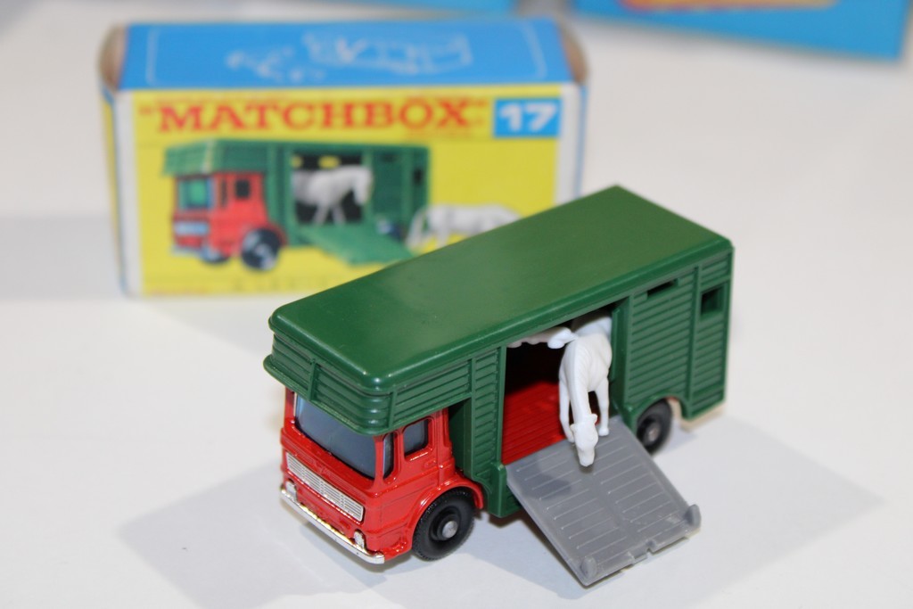 VAN À CHEVAUX - MATCHBOX 1/64