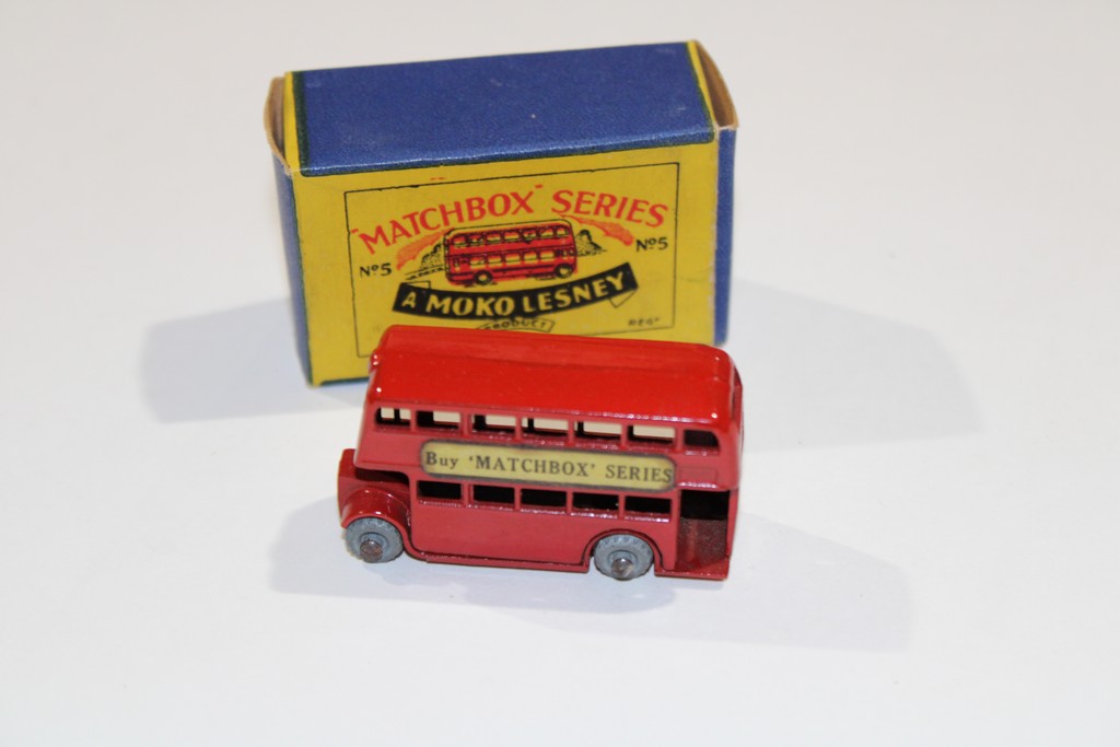 BUS ROUTEMASTER ROUGE -MATCHBOX 1/64