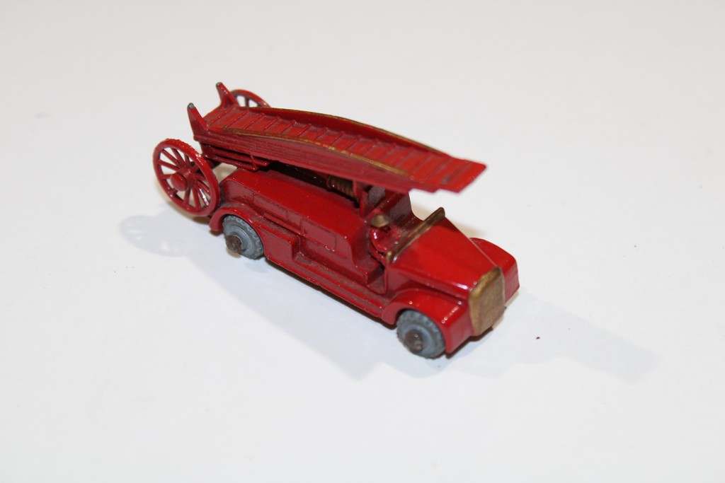 LESNEY CAMION DE POMPIER N° 9 - MATCHBOX 1/64