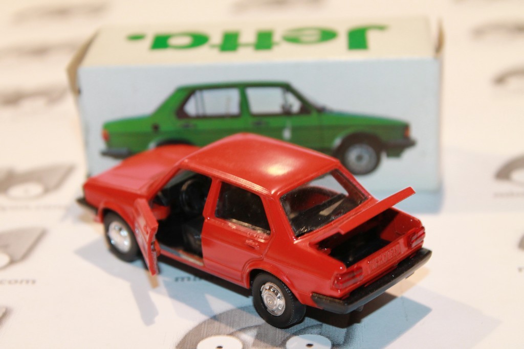 VOLKSWAGEN JETTA ROUGE SCHABAK MODELL 1/43°