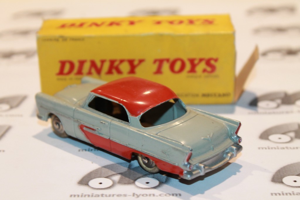 PLYMOUTH BELVEDERE GRISE ET ROUGE DINKY TOYS 1/43°