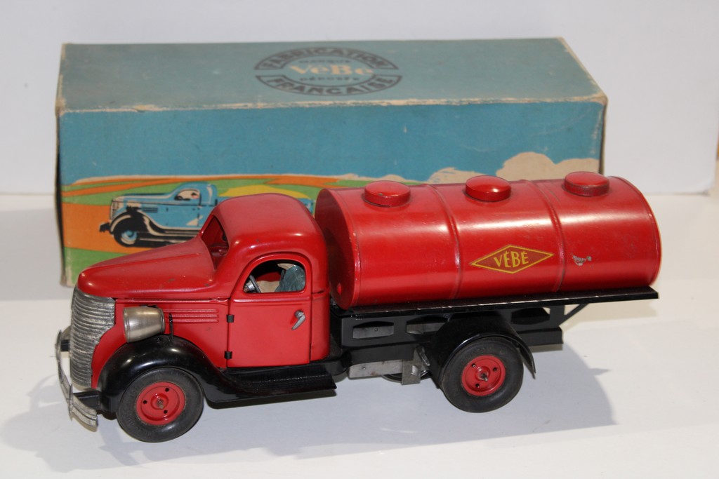 CAMION CITERNE 'LIQUIDES INFLAMMABLES' VEBE 1/24°