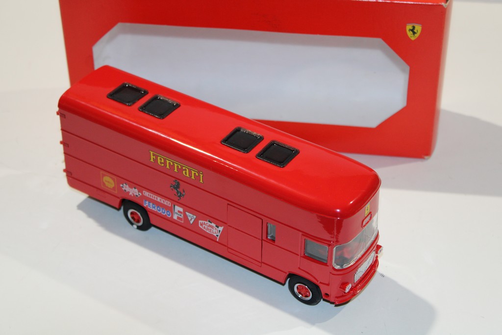 CAMION TRANSPORTEUR F1 FERRARI OLD CARS 1 43