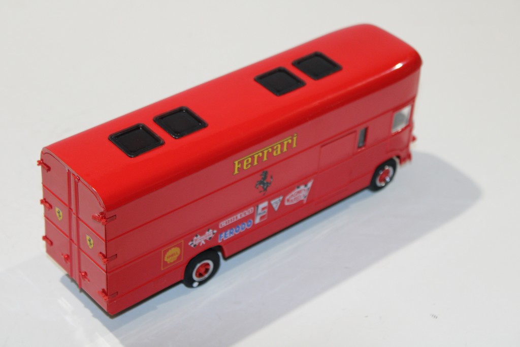 CAMION TRANSPORTEUR F1 FERRARI OLD CARS 1/43°