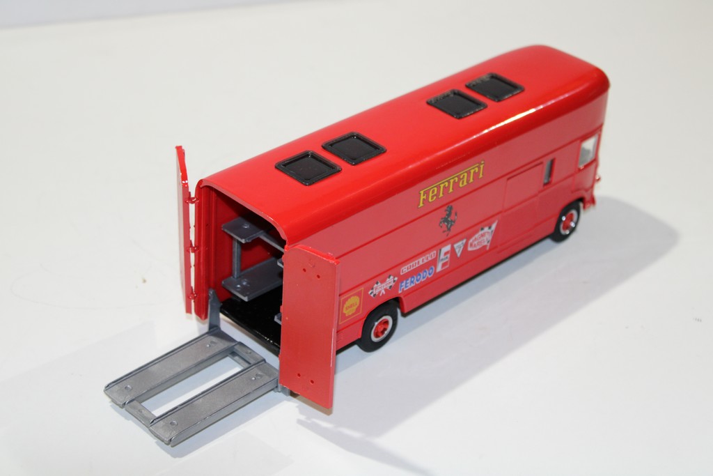 CAMION TRANSPORTEUR F1 FERRARI OLD CARS 1/43°
