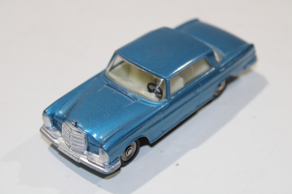 MERCEDES 300 SE BLEU DINKY 1/43°