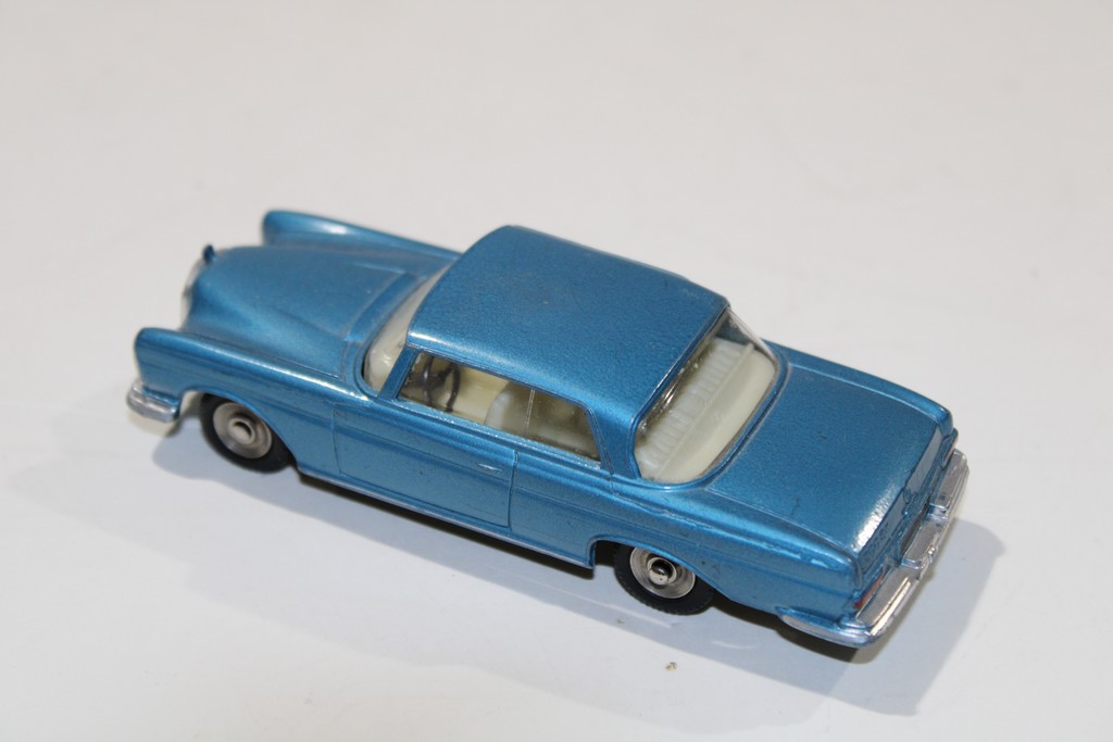 MERCEDES 300 SE BLEU DINKY 1/43°