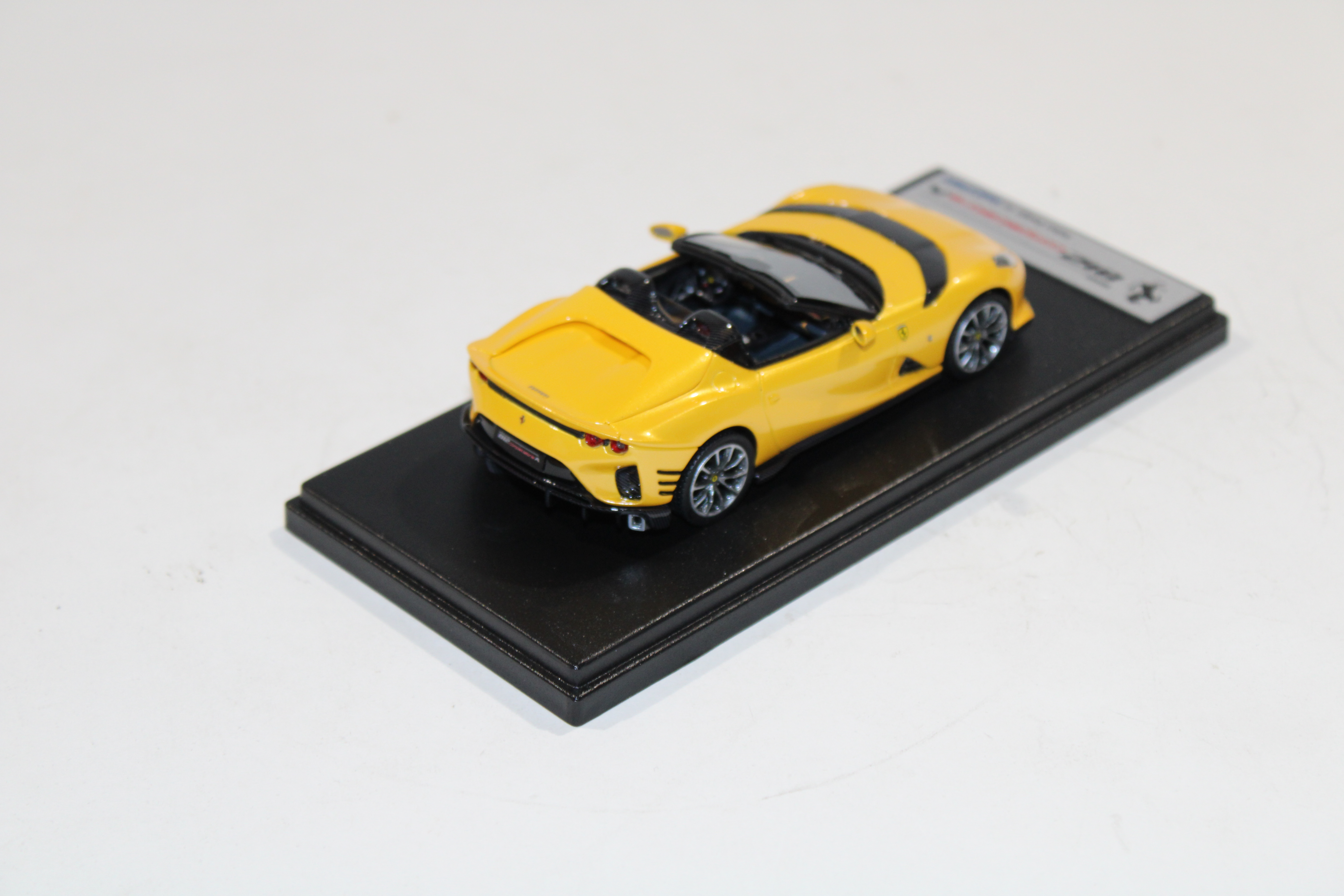 FERRARI 812 COMPETIZIONE A GIALLO TRISTRATO LOOKSMART 1/43°