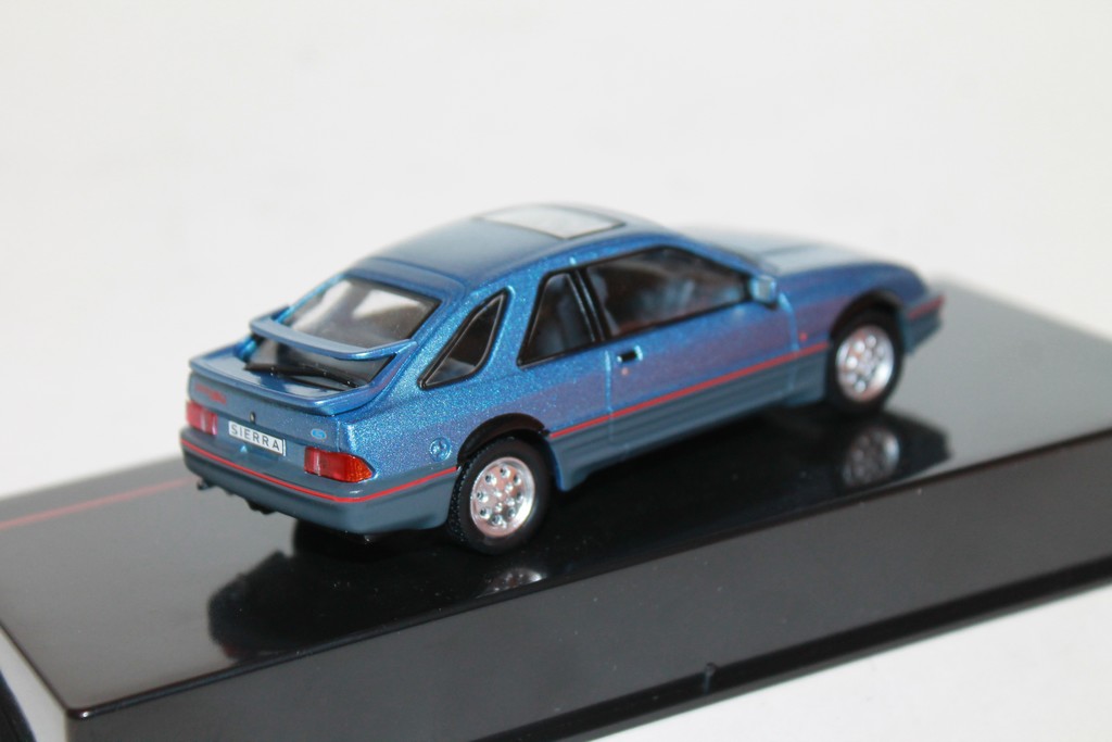 FORD SIERRA XR4 BLEU 1984 IXO 1/43°