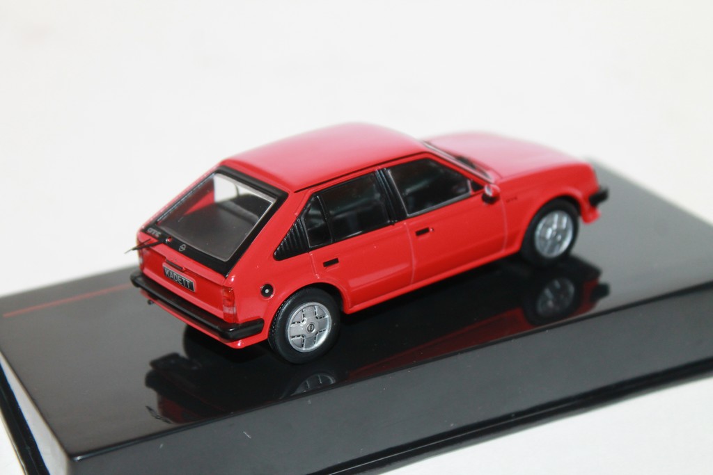 OPEL KADETT D GT/E ROUGE 1983 IXO 1/43°